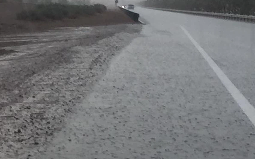 مزن السواري أمطار رعدية غزيرة على طريق الساد سويحان شمال غرب مدينة العين