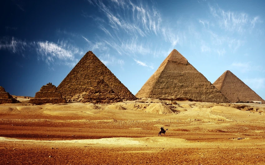 تتميز مصر بالأماكن السياحية الدينية والثقافية والتاريخية، إضافة إلى المناظر الطبيعية.