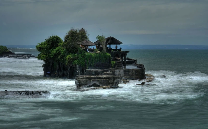 L&#39;île de Bali.. La lune est-elle cachée ?