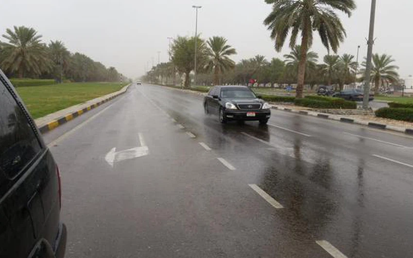 هطول أمطار الخير على الصاروج بمدينة العين الإمارات
