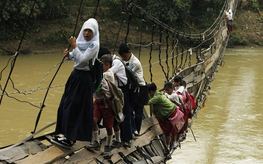أطفال يتحدون الطبيعة في سبيل لوصول الى مدارسهم