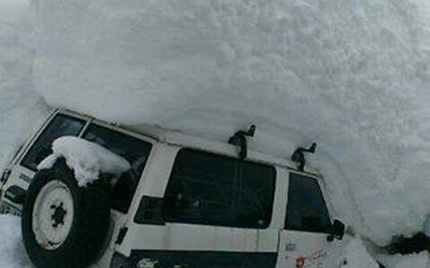 كميات كبيرة من الثلوج متراكمة على احدى السيارات في شمال ايطاليا 