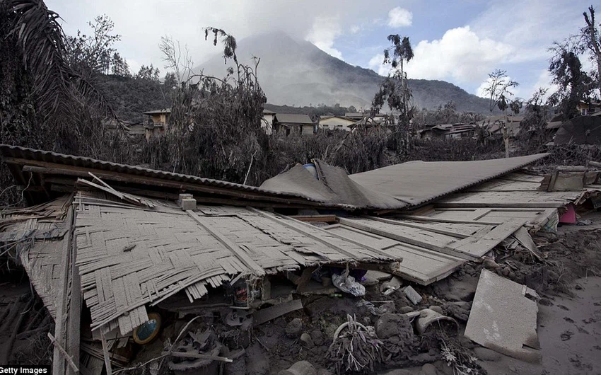 تشريد آلاف السُكان الذين هربوا من منازلهم التي غطّاها الرماد في مشهد يعيد للأذهان كارثة بركان بومبي