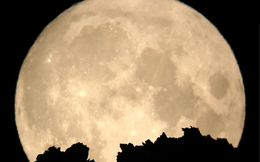 إذا رأيت القمر يُشرق بدراً فاعرف بأن أمامك الليل بطوله 
