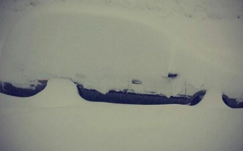 سيارة مطمورة تحت الثلوج
