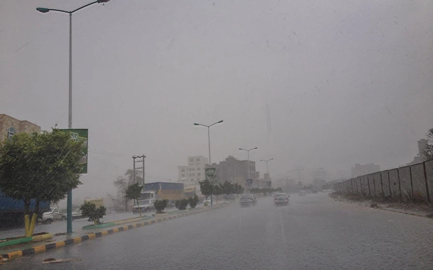 أمطار غزيرة وزخات من البرد تفترش أرض العاصمة اليمنية صنعاء  