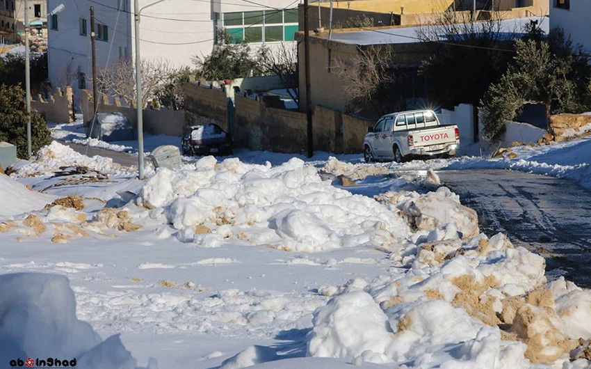 الثلوج المتراكمة لاتزال تُغطي جوانب الطرقات 