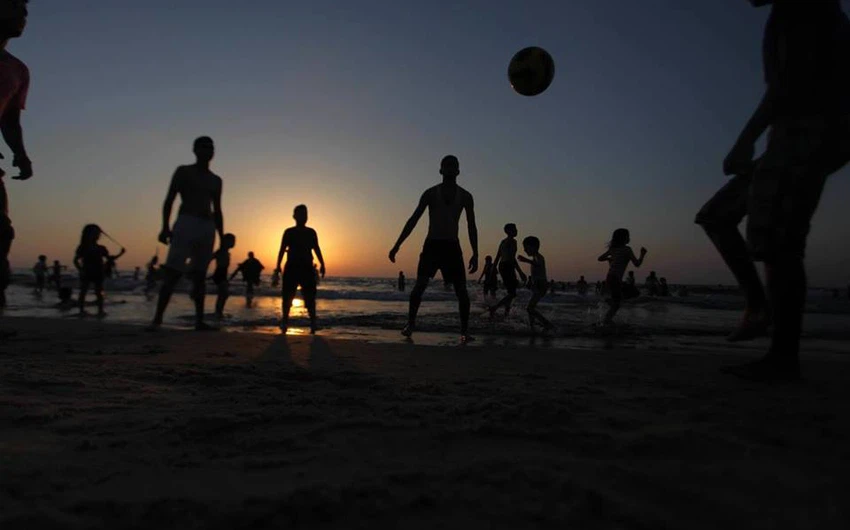 رياضة كرة القدم حاضرة حتى على الشواطئ