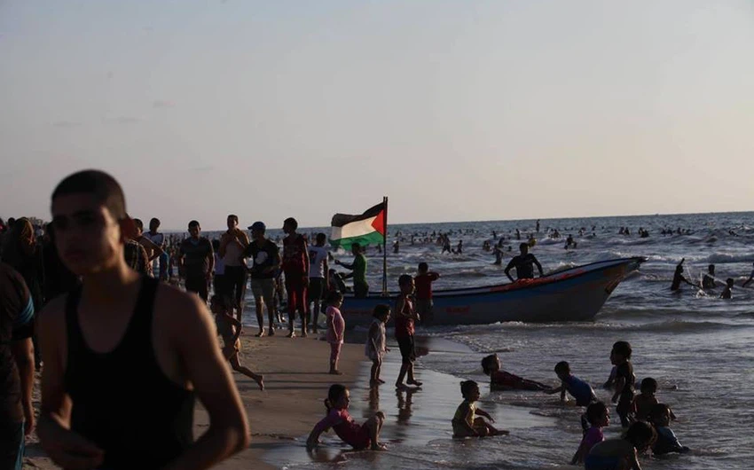 العلم الفلسطيني يرفرف على أحد القوارب