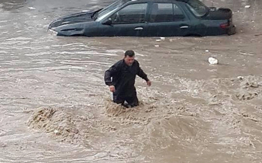 أحد المواطنين في مواجهة أمواج عمّان