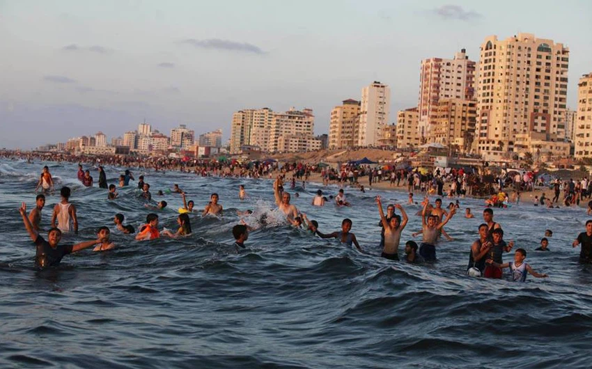 اكتظت شواطئ غزة بآلاف الفلسطينيين يوم الجمعة