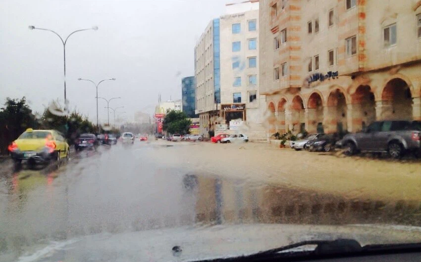 أمطار في شارع الجامعة الأردنية