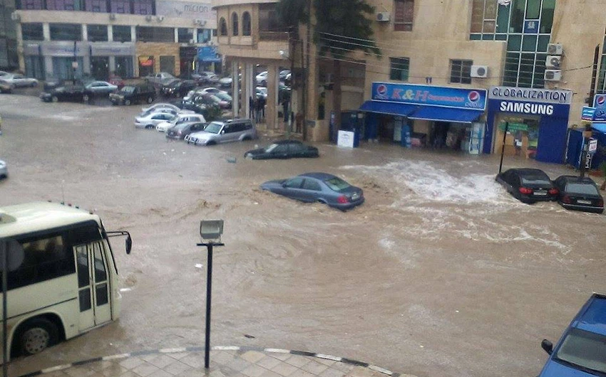 مياه السيول تداهم المحلات التجارية في منطقة السابع