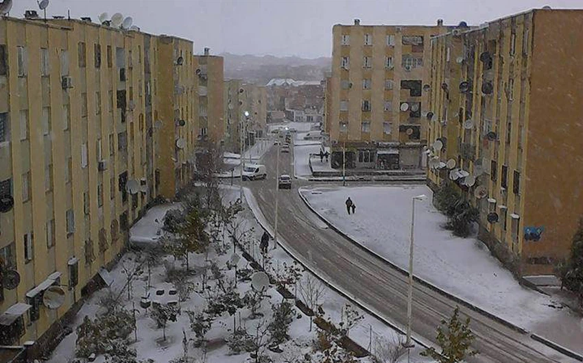 الثلوج تسقط وتتراكم على ولاية سطيف الجزائرية للمرة الأولى هذا الموسم 
