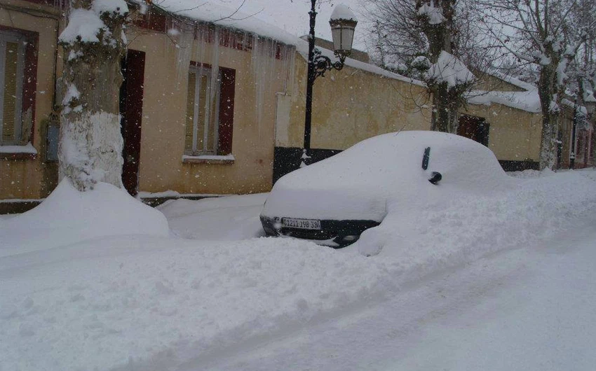 الثلوج تسقط وتتراكم على ولاية سطيف الجزائرية للمرة الأولى هذا الموسم 