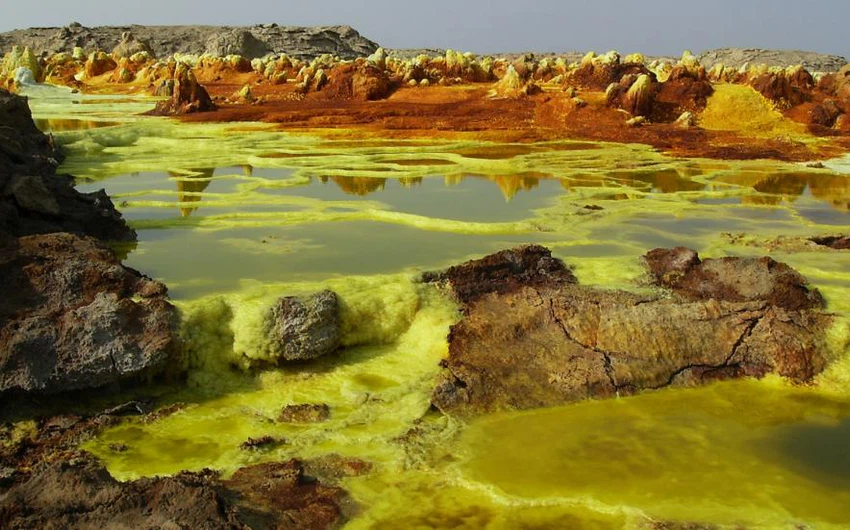 أثيوبيا- تسمى بوابة الجحيم وذلك لكونها تحتوي على غازات سامة ناتجة عن براكين قريبة