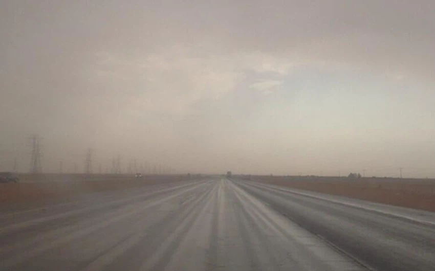 تساقُط أمطار الخير على طريق الرياض – المجمعة