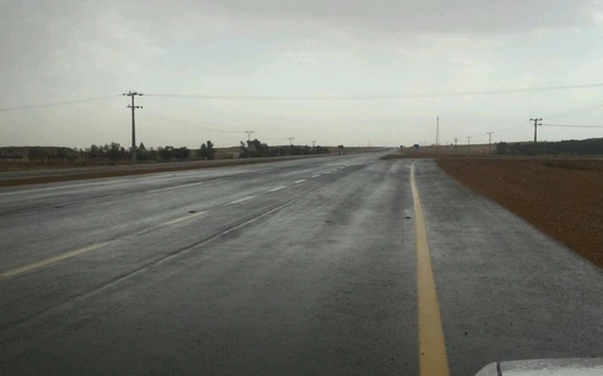 تساقُط أمطار الخير على طريق الرياض – المجمعة