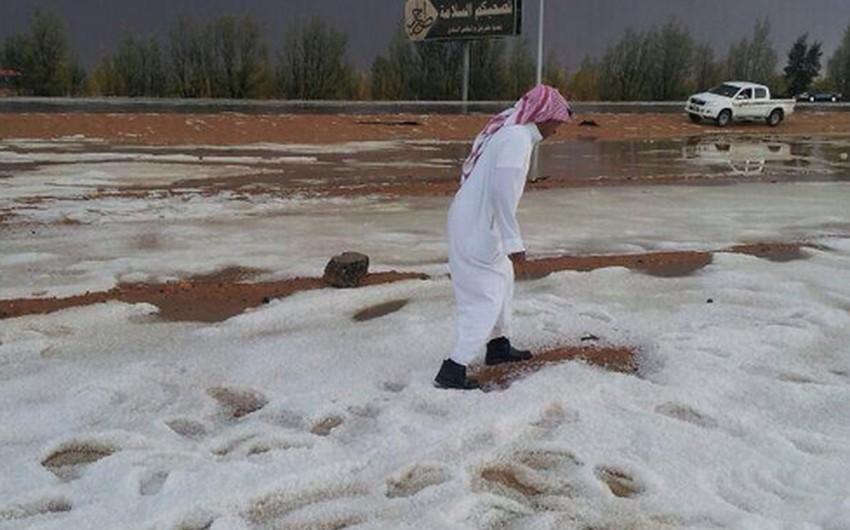 بالصور عاصفة بردية تاريخية تضرب طبرجل شمال السعودية أشبه بعاصفة ثلجية طقس العرب طقس العرب
