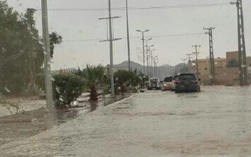 بالصور : أحياء سكاكا تغرق بمياه الأمطار ، المدينة تحولت إلى مستنقع 