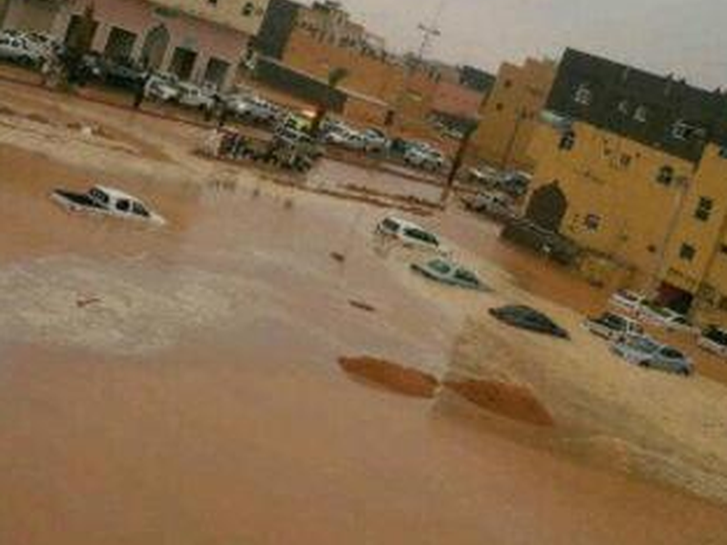 بالصور أحياء سكاكا تغرق بمياه الأمطار المدينة تحولت إلى مستنقع طقس العرب