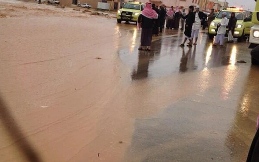 بالصور : أحياء سكاكا تغرق بمياه الأمطار ، المدينة تحولت إلى مستنقع 