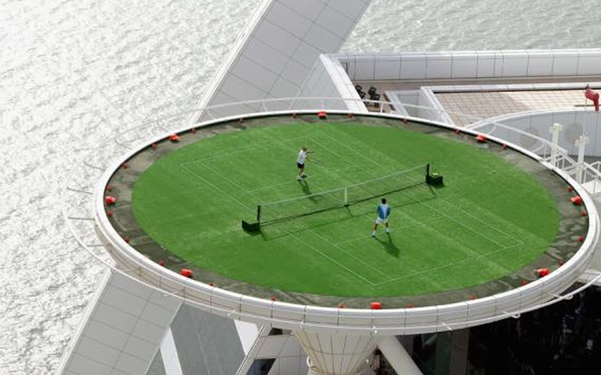 1) ملعب كرة مضرب غريب في مهبط الطائرات ضمن برج العرب في دبي