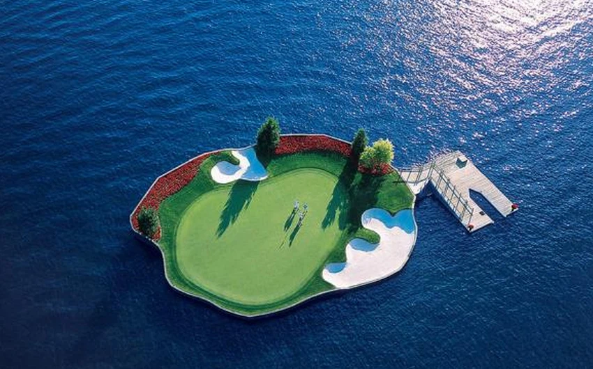2) ملعب الغولف العائم على الماء (كور دالين) في ولاية أيداهو الأمريكية