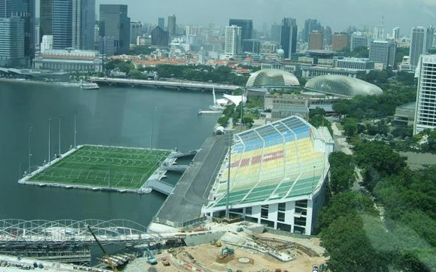 5) ملعب كرة القدم العائم في سنغافورة