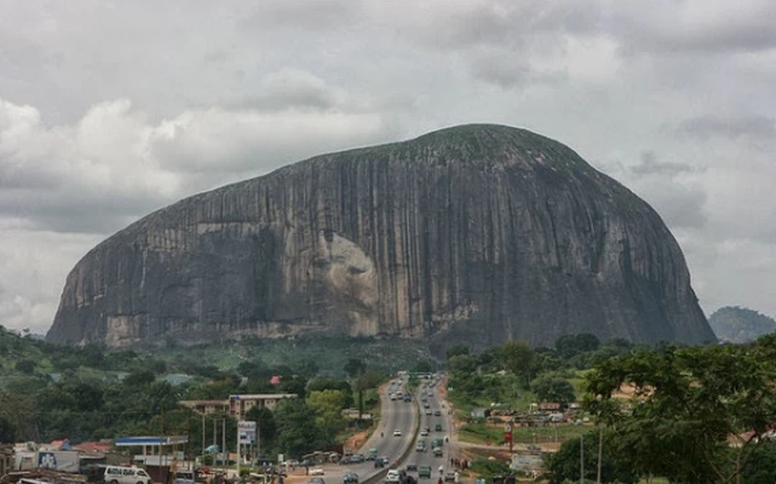 بالصور : أكبر الكتل الصخرية في العالم  