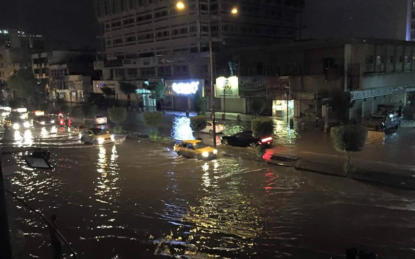 الأمطار الغزيرة تُغرق شوارع ومنازل بغداد