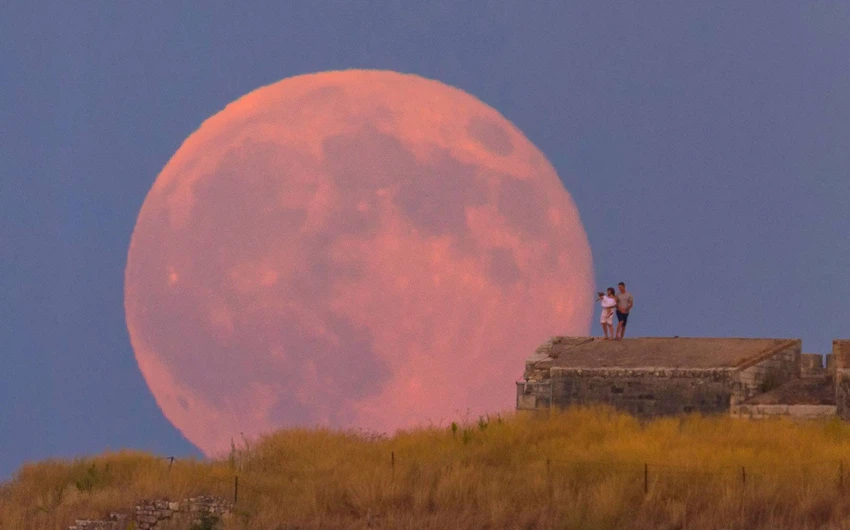 بالصور: كيف ظهر القمر العملاق بعدسة هواة التصوير حول العالم