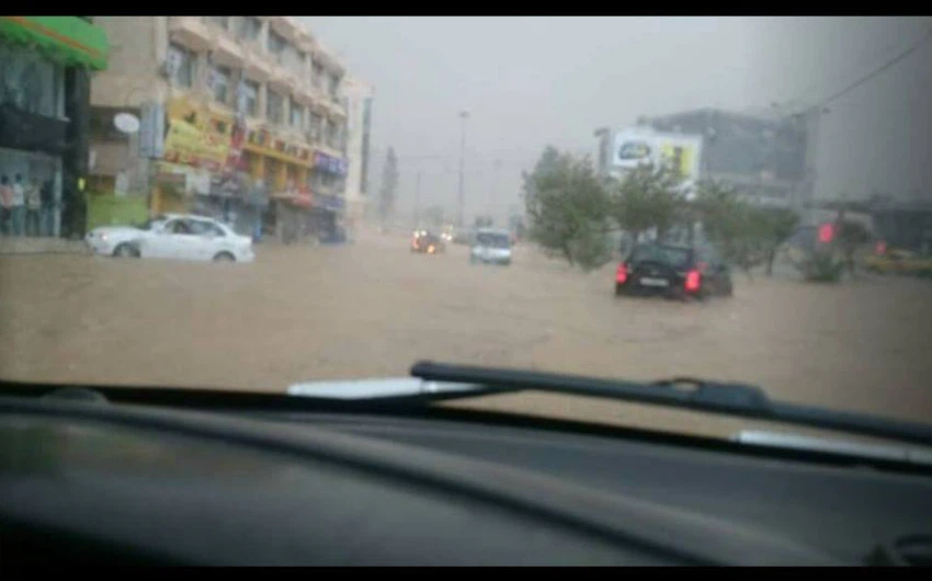 الأمطار تغرق شوارع عمان في دقائق!