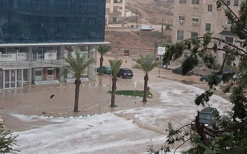 الأمطار تغرق شوارع عمان في دقائق!