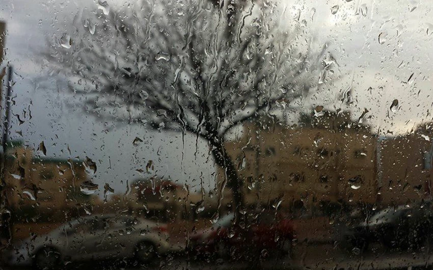 بالصور: أمطار الخير تتساقط على العاصمة وبعض مناطق الوسط