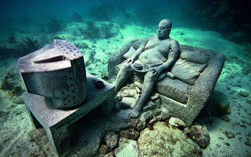 تمثال يستمتع بمُشاهدة التلفاز في قعر البحر 