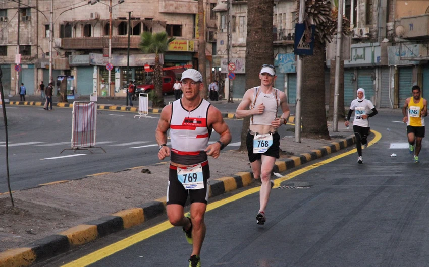 متسابقان يمارسان رياضة الجري في ماراثون عمان 2013