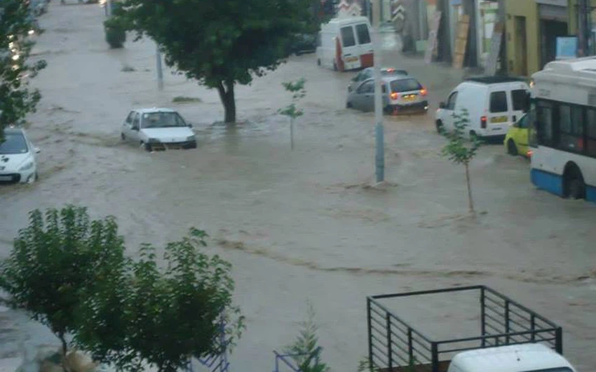 مدينة سطيف تغرق في مياه الأمطار الطوفانية