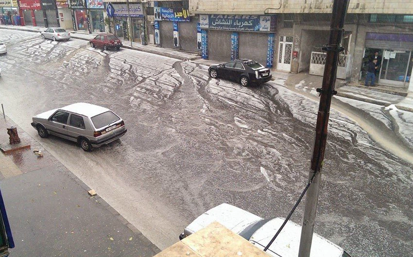 عاصفة بردية تداهم أحياء العاصمة عمّان - شاهد الصور