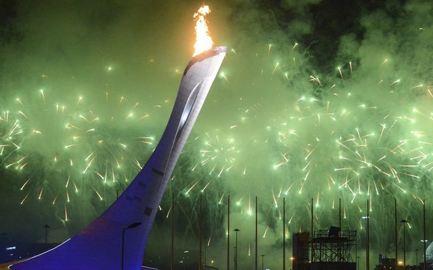 الشعلة الأولمبية تتألق وسط عرض الألعاب النارية