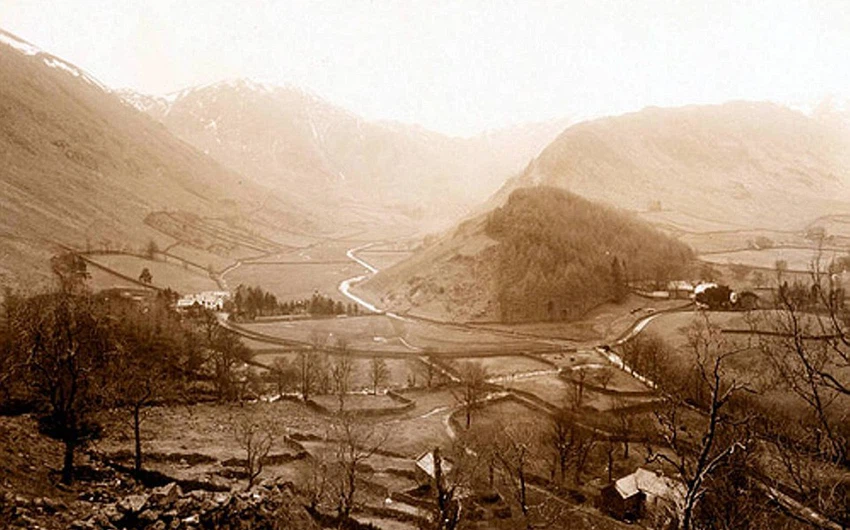 	صورة لقرية مارديل عام 1935 قبل أن تغمرها مياه الفيضانات التي استخدمت لانشاء السد