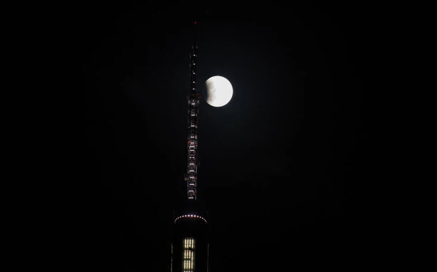  صورة رائعة للقمر وهو يعانق برج 