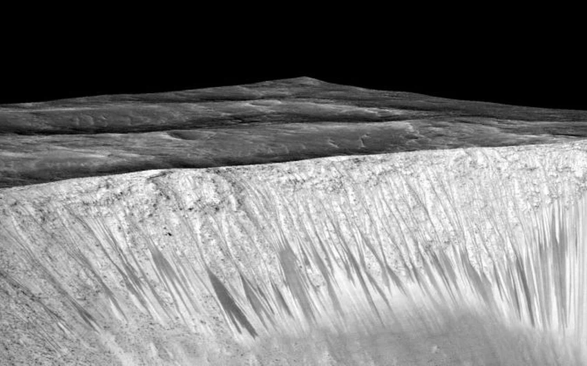 آثار واضحة خلّفتها المياه على سطح المريخ 