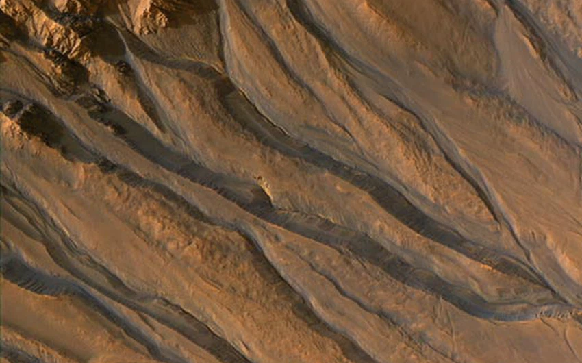 هكذا تركت المياه منحوتاتها على سطح المريخ ، الصورة من العام 2007