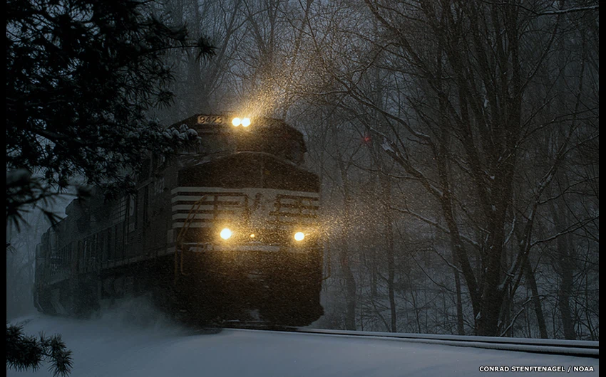 قطار يسير اثناء تساقط الثلوج في ولاية انديانا