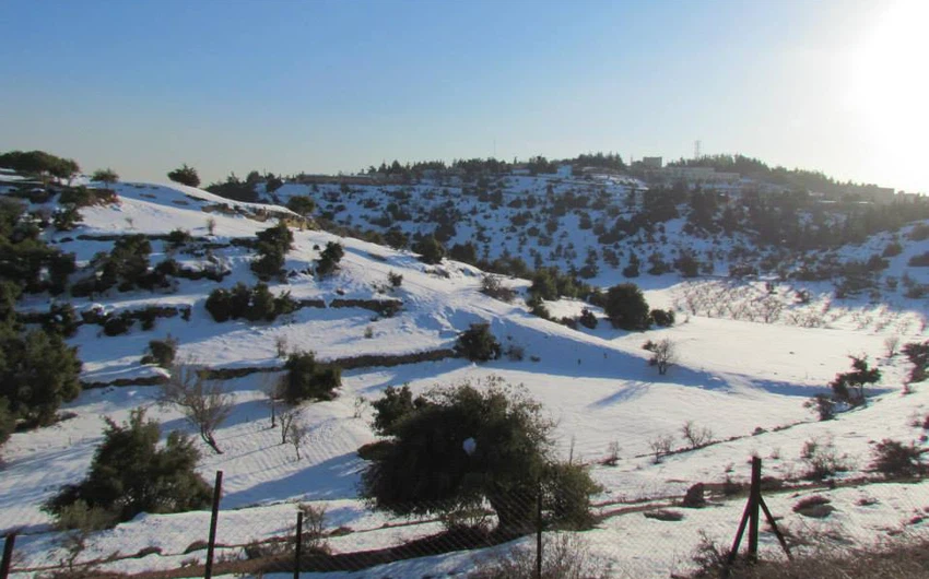  بالصور: مناظر مدهشة لبقايا الثلوج في مرتفعات غرب عمّان رغم مضي أسبوع على ابتعاد العاصفة