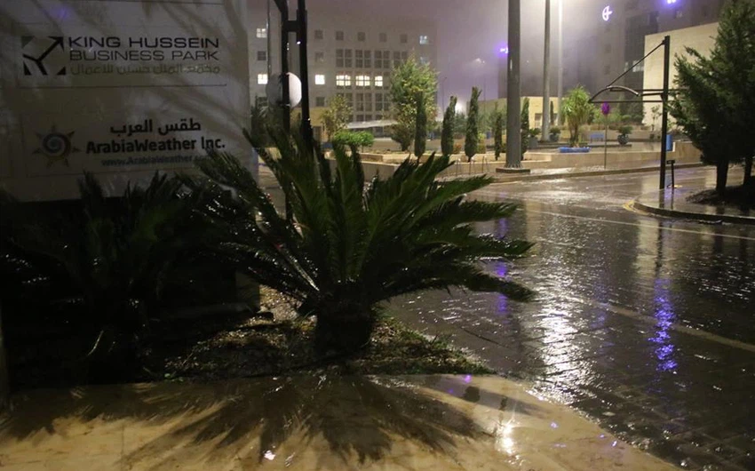صور للأمطار الغزيرة التي تساقطت على مجمع الملك حسين للاعمال غرب العاصمة عمان