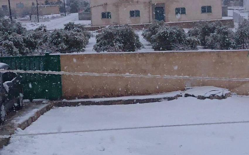 بالصور .. الثلوج تغطي عدة مناطق في جنوب الأردن