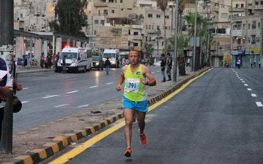 مشارك يركض في شوارع عمان