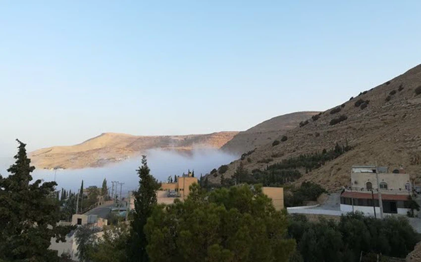 بالصور... أجواء ضبابية ساحرة في مرتفعات الشراه جنوب الأردن